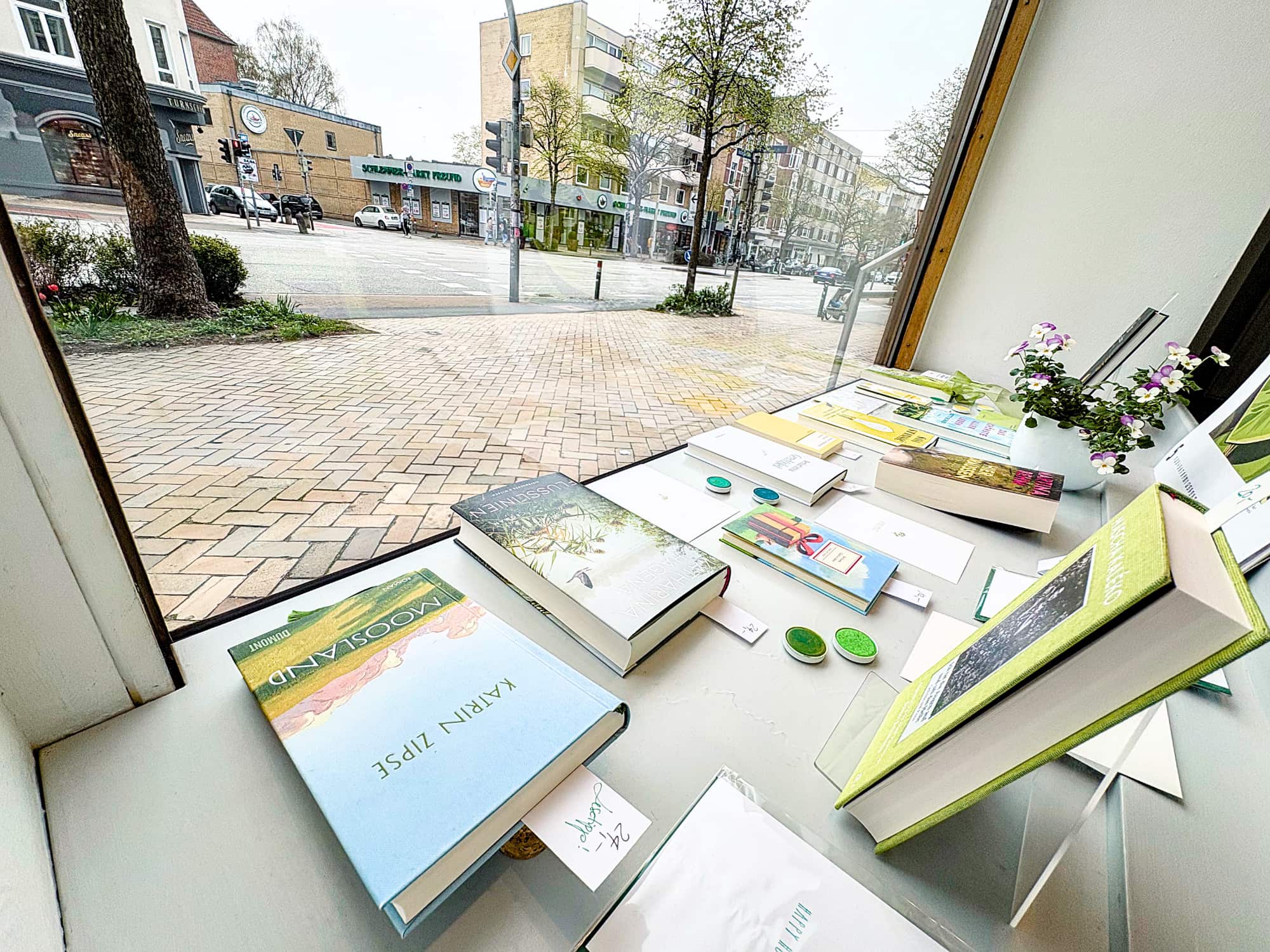 Das Schaufenster von Litera in Kiel in der Holtenauer Straße